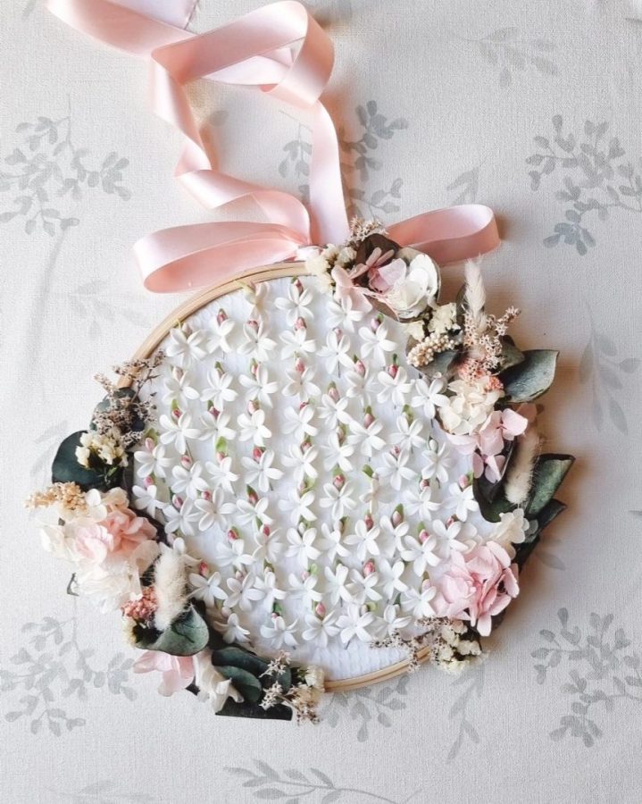 Alfileres de jazmin para invitados.