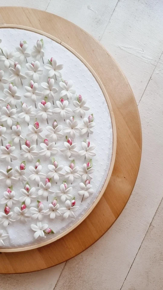 Alfileres de jazmin para invitados. - Imagen 3