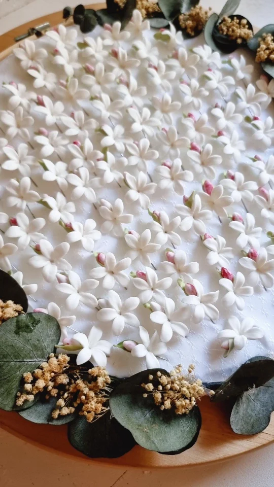 Alfileres de jazmin para invitados. - Imagen 2